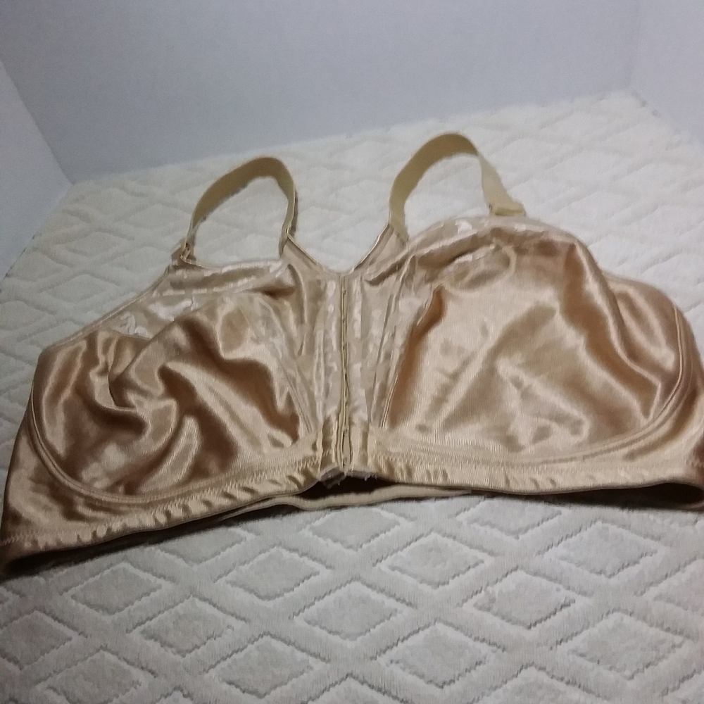 - ⬇️ Playtex front close posture bra.